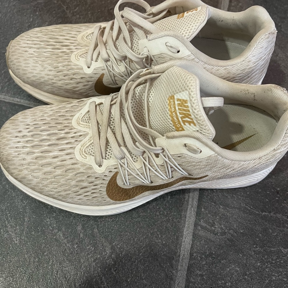 Women’s Nike tennis shoes